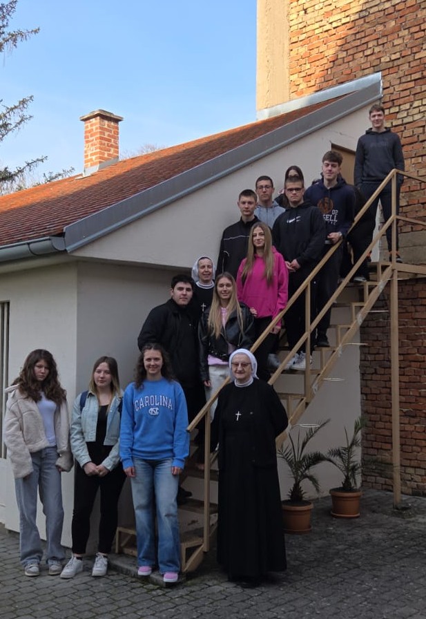 Gimnazijalci posjetili samostan u Sisku povodom 100. obljetnice dolaska sestara